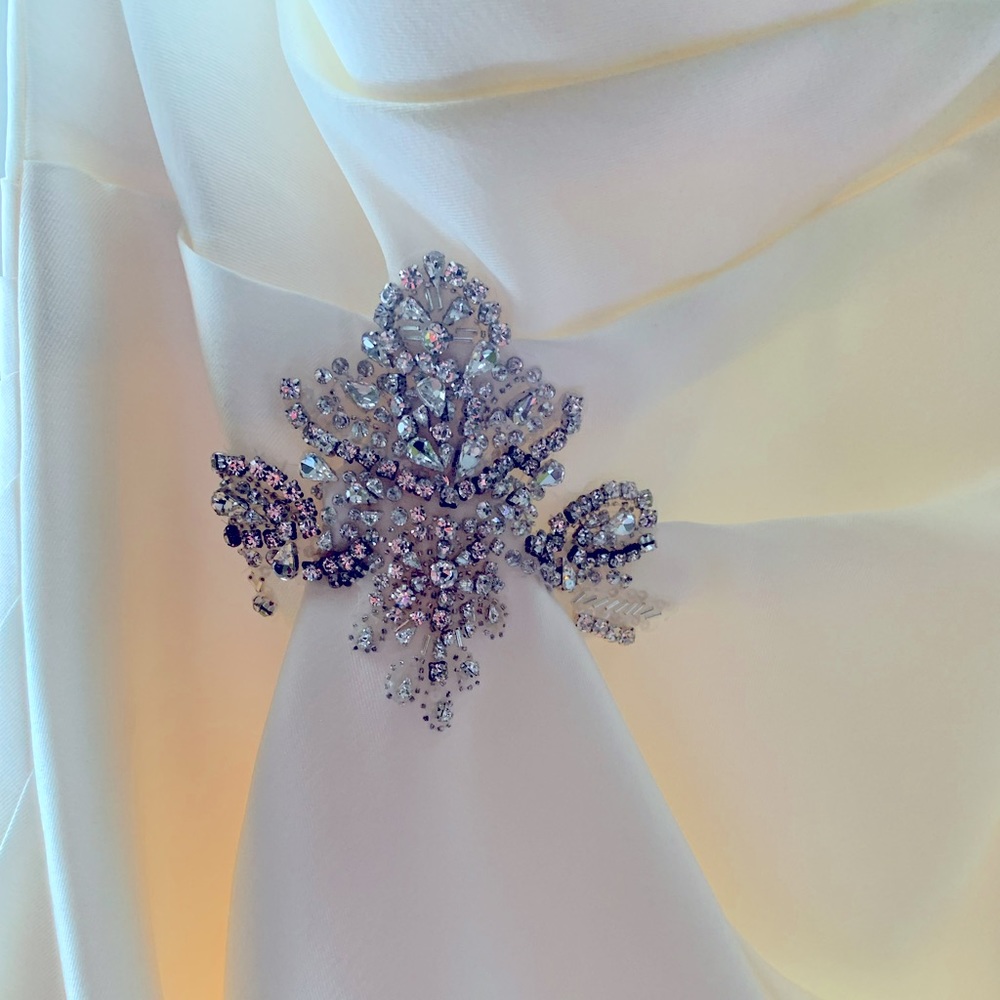 Never worn wedding gown, size 6!!